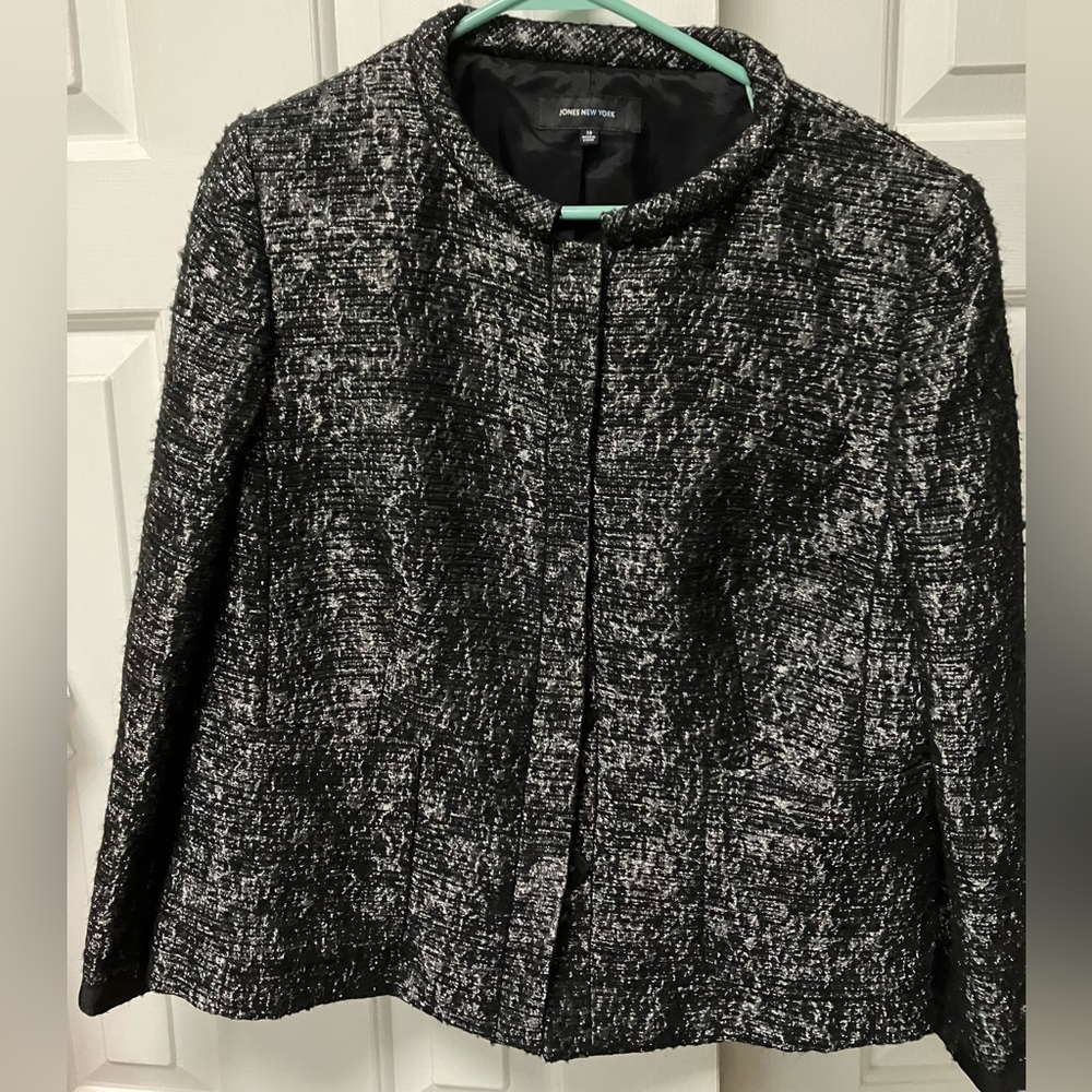 JonesNewYork cropjacket. 14. Round collar. Black-silver blend. HiddenSnap front.